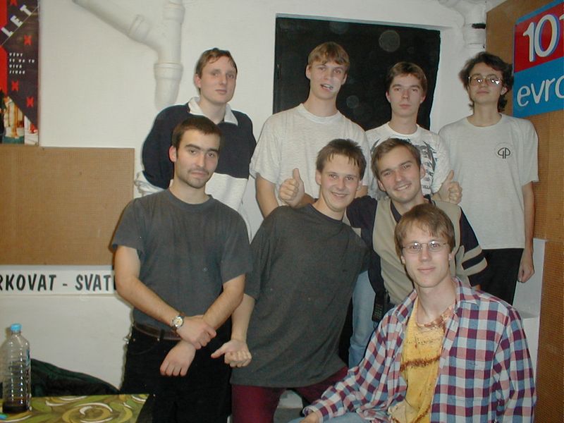 Vysilaci team v roce 2001 - vetsi skupinka